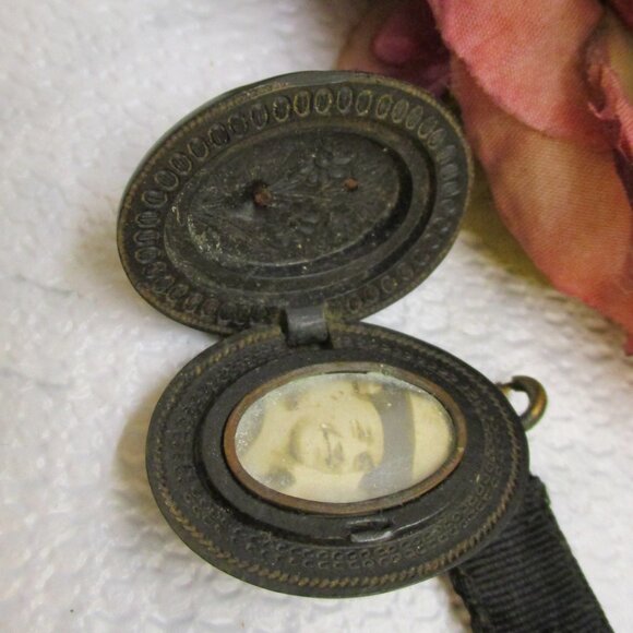 ANTIQUE Gutta Percha Locket Necklace with Photo ~ VICTORIAN Sailor Photo Locket - Picture 7 of 15